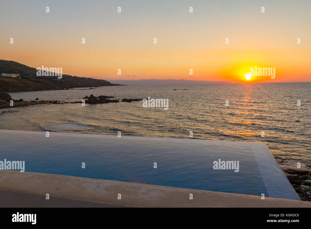 Pool mit Blick auf das Meer, wie die Sonne in Pafos, Pafos, in der Insel Zypern Stockfoto