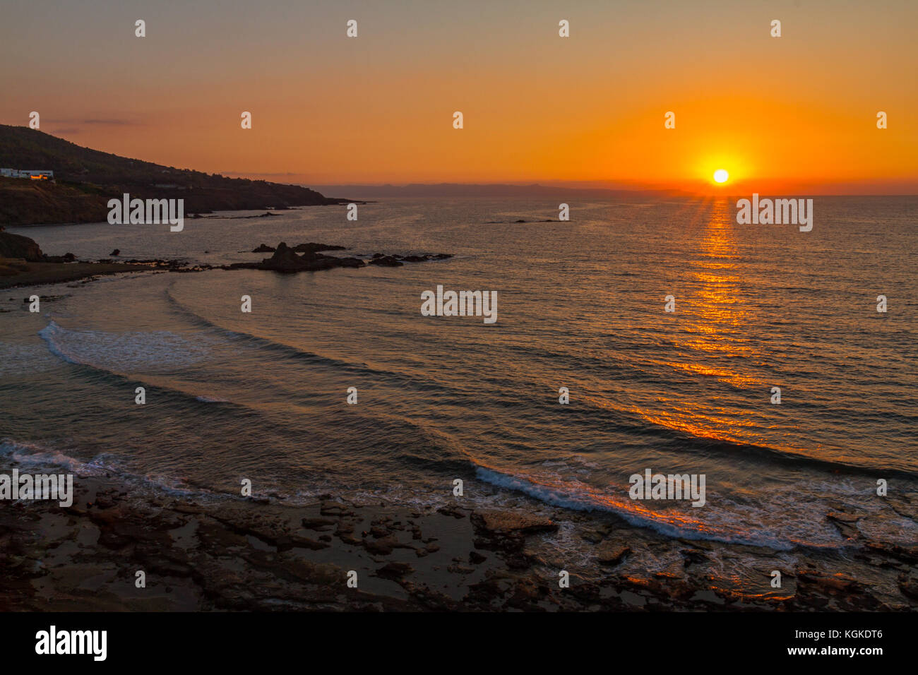 Schönen Sonnenuntergang an einem felsigen Strand in pomos Village, Paphos, Zypern Stockfoto