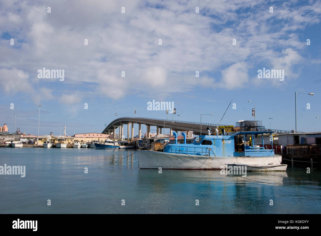 Bahamian Fischerboot, mit Paradise Island Brücke, Hafen von Nassau, Bahamas Stockfoto