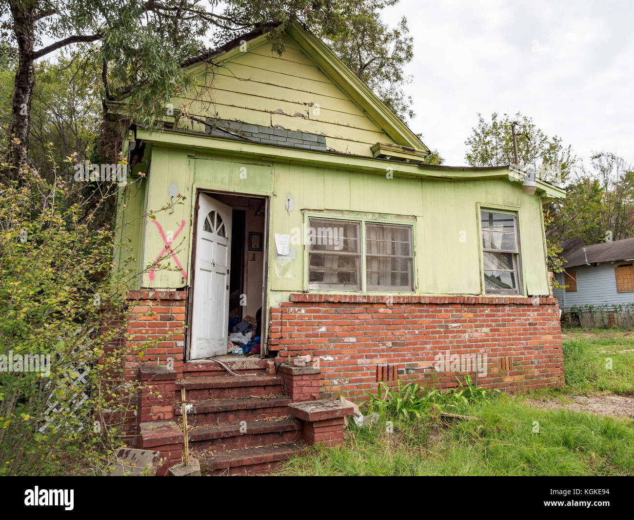 Mit Brettern vernagelt, Abgebrochen, Haus, städtischen Niedergang, Decay, Feuerbrand, und amerikanische Armut in Montgomery, Alabama, USA. Stockfoto