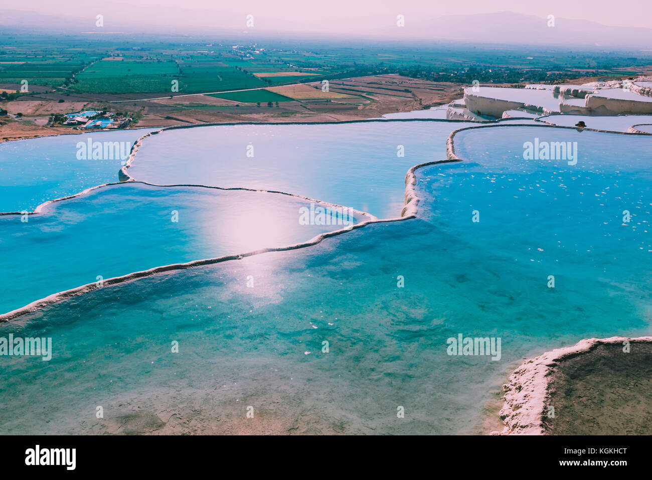 Die türkise Farbe Blick auf Pamukkale (Baumwolle) ist beliebt mit Travertinbecken und Terrassen, wo die Menschen die Liebe in Pamukkale, Türkei. Stockfoto