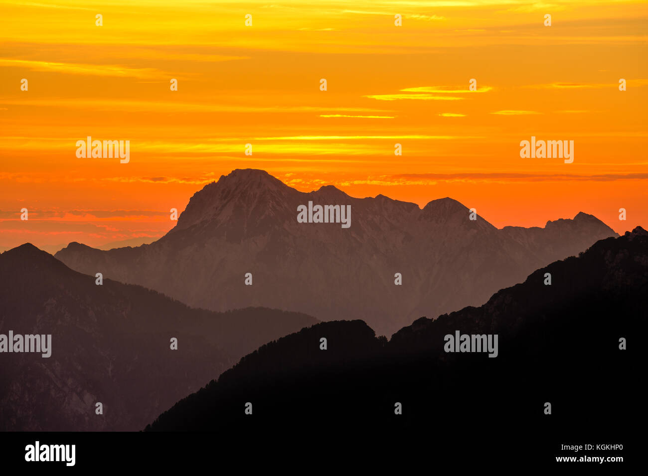 Spektakuläre berge Silhouetten in orange Sonnenuntergang Dämmerung. julischen Alpen, Slowenien. Stockfoto