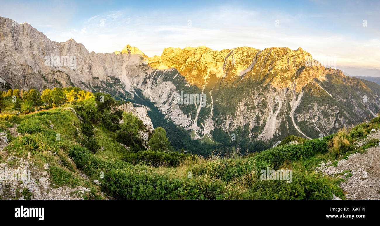 Großartige Panoramablick auf Berge und Tal im Abendlicht mit alpenglühen. Stockfoto