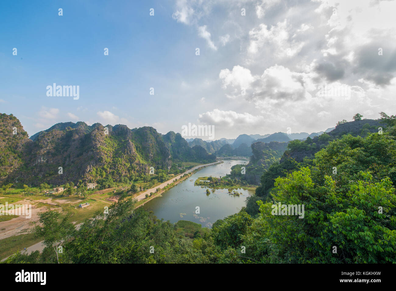 Blick von oben auf die Ngo Dong Fluss an der Tam Coc teil, Provinz Ninh Binh, Vietnam. Landschaft durch Kalkstein Berge und Reisfelder gebildet. Der Tam C Stockfoto