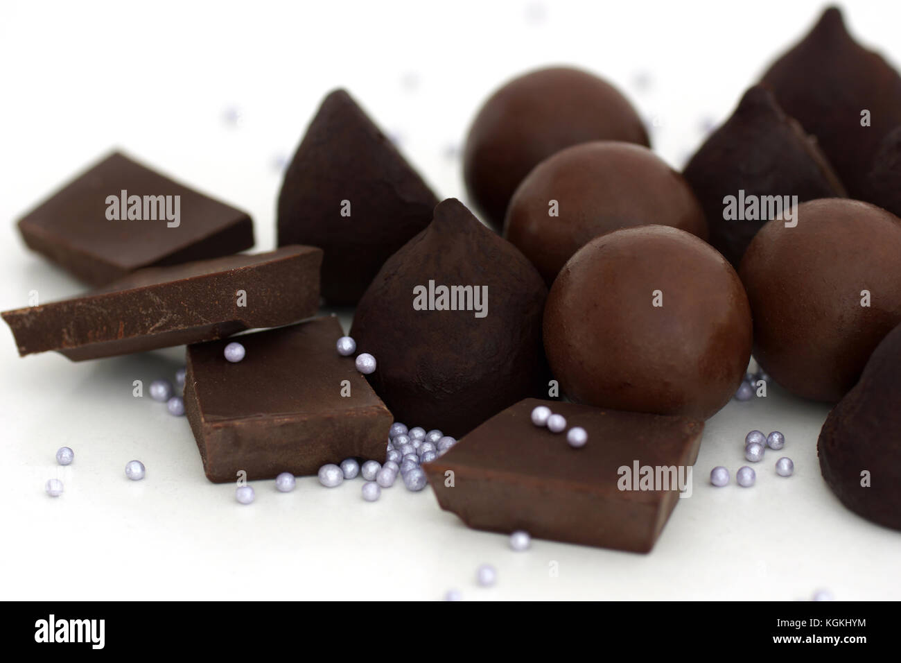 Schokolade und Pralinen auf einem weißen Hintergrund. Stockfoto