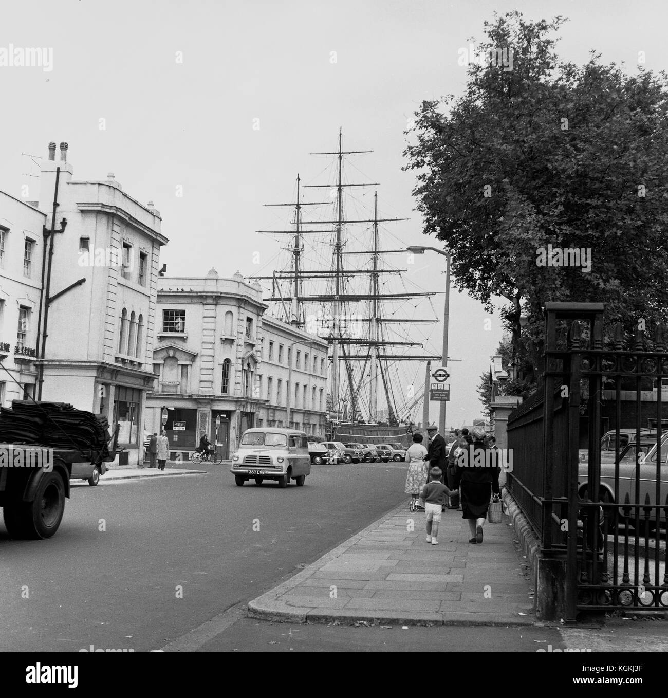 Blick auf die Straße von Greenwich 1961 und das Museum Ship Cutty Sark in seinem trockendock im Hintergrund Stockfoto