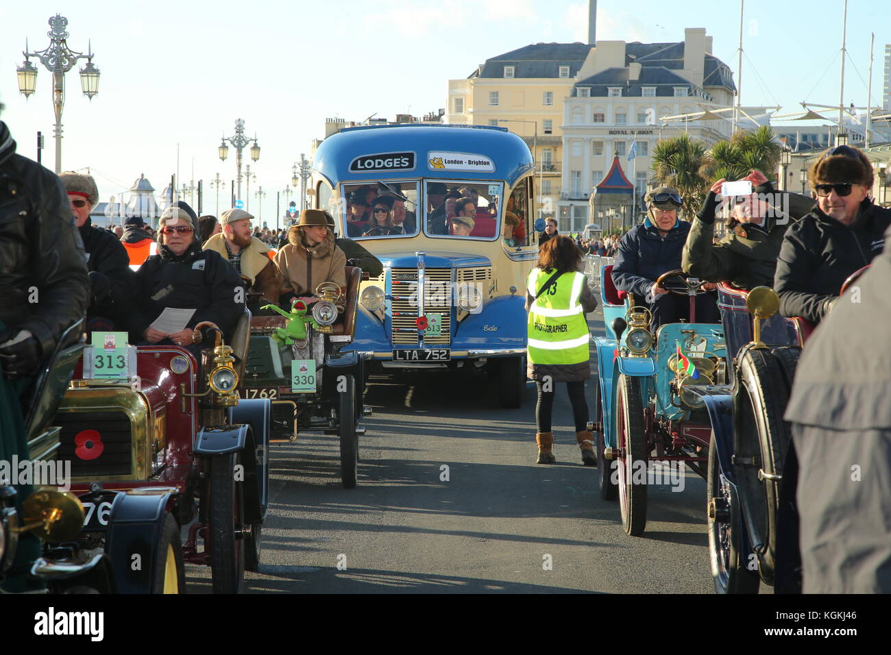 Alex Jones treibt die Kinder in Not Bus am 2017 London Veteran Car Run in Brighton Stockfoto