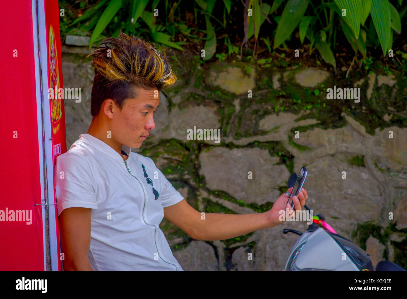 Kathmandu, Nepal - September 04, 2017: unbekannter Mann trägt ein weisses T-Shirt und eine selfie mit seinem Handy und für das Bild in der freien Natur, in Kathmandu, Nepal Stockfoto