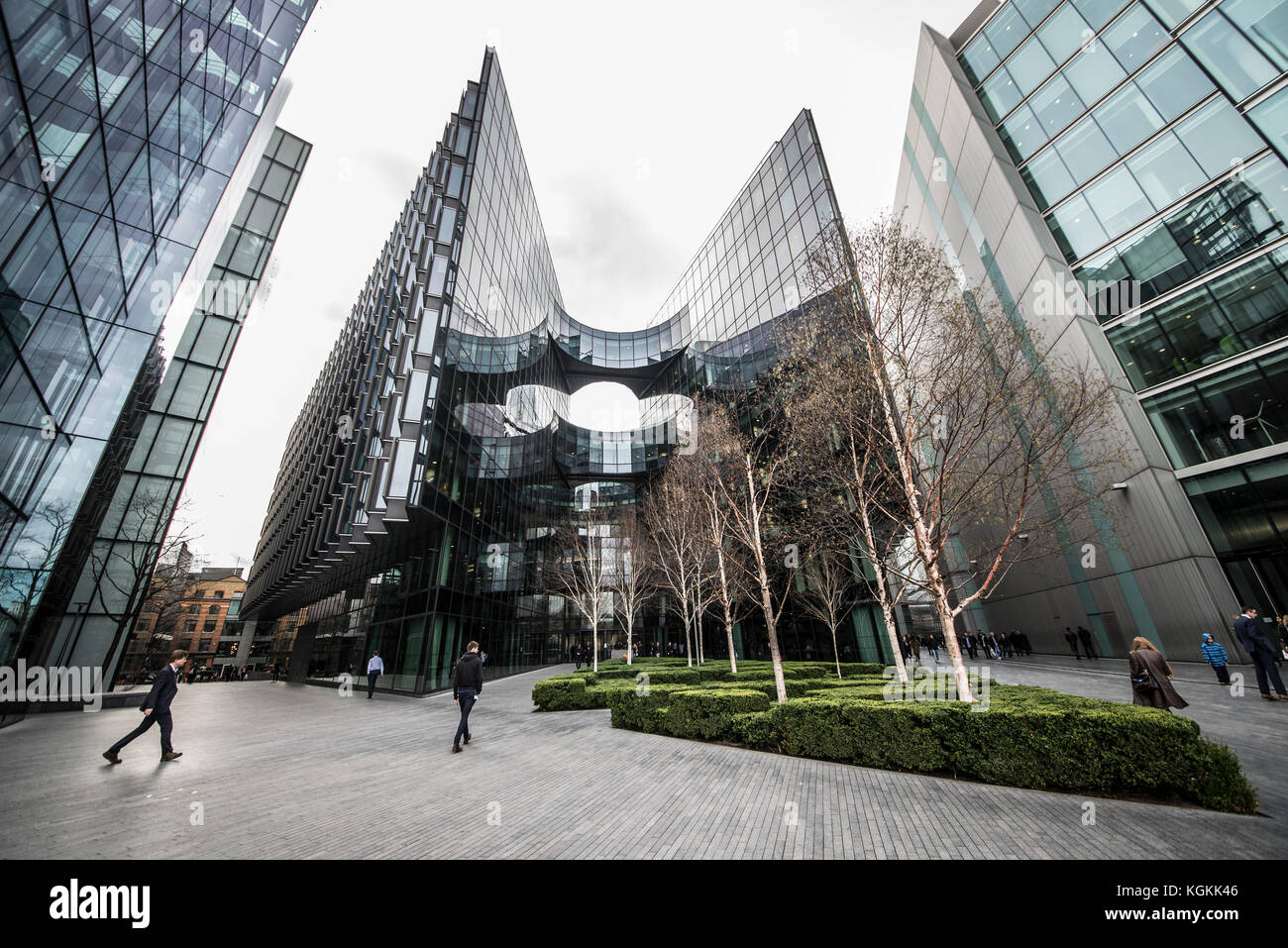 PricewaterhouseCoopers, pwc, Büro in mehr London Riverside, London, an einem düsteren bedeckten Tag mit wenigen Leuten Stockfoto