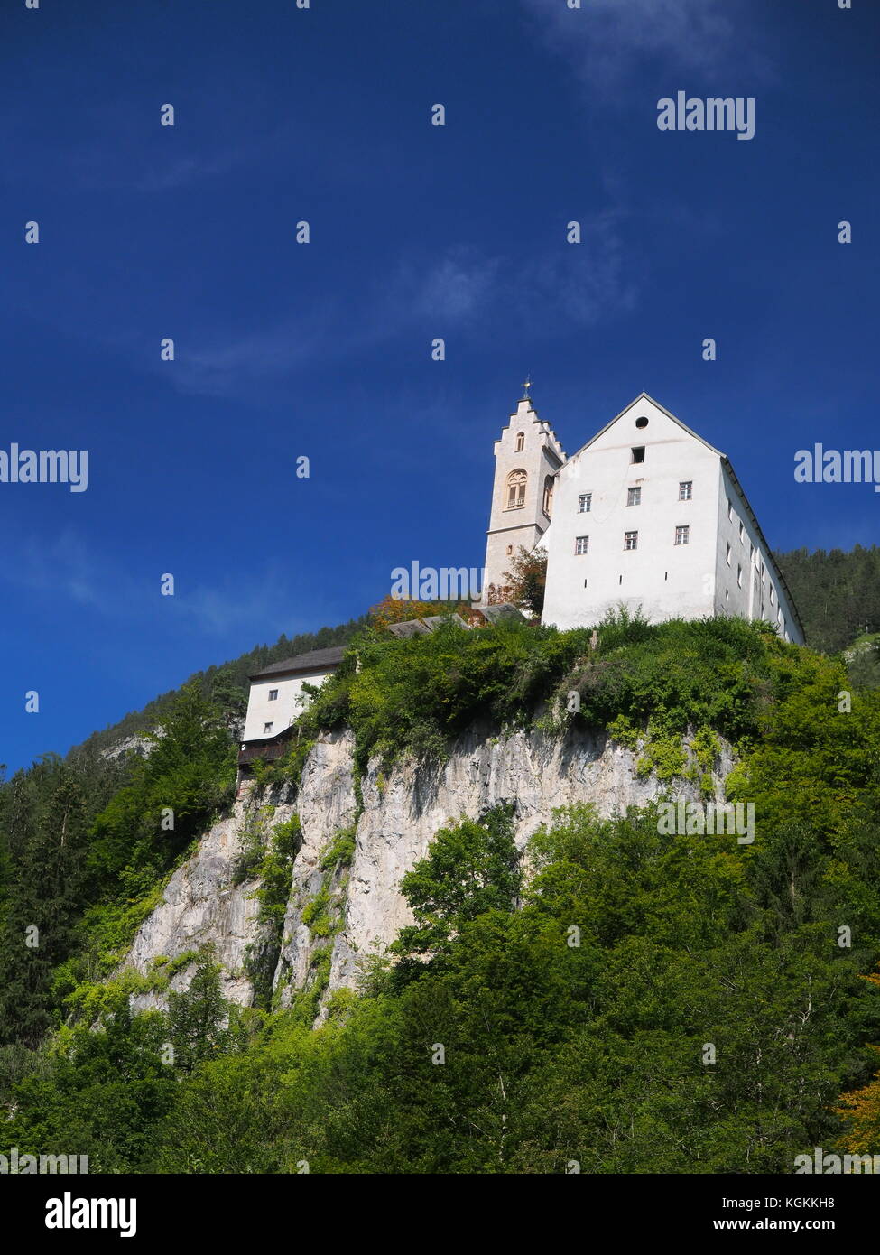 Blick auf den Wallfahrtsort St. Georgenberg mit einem schönen blauen Himmel im Hintergrund Stockfoto