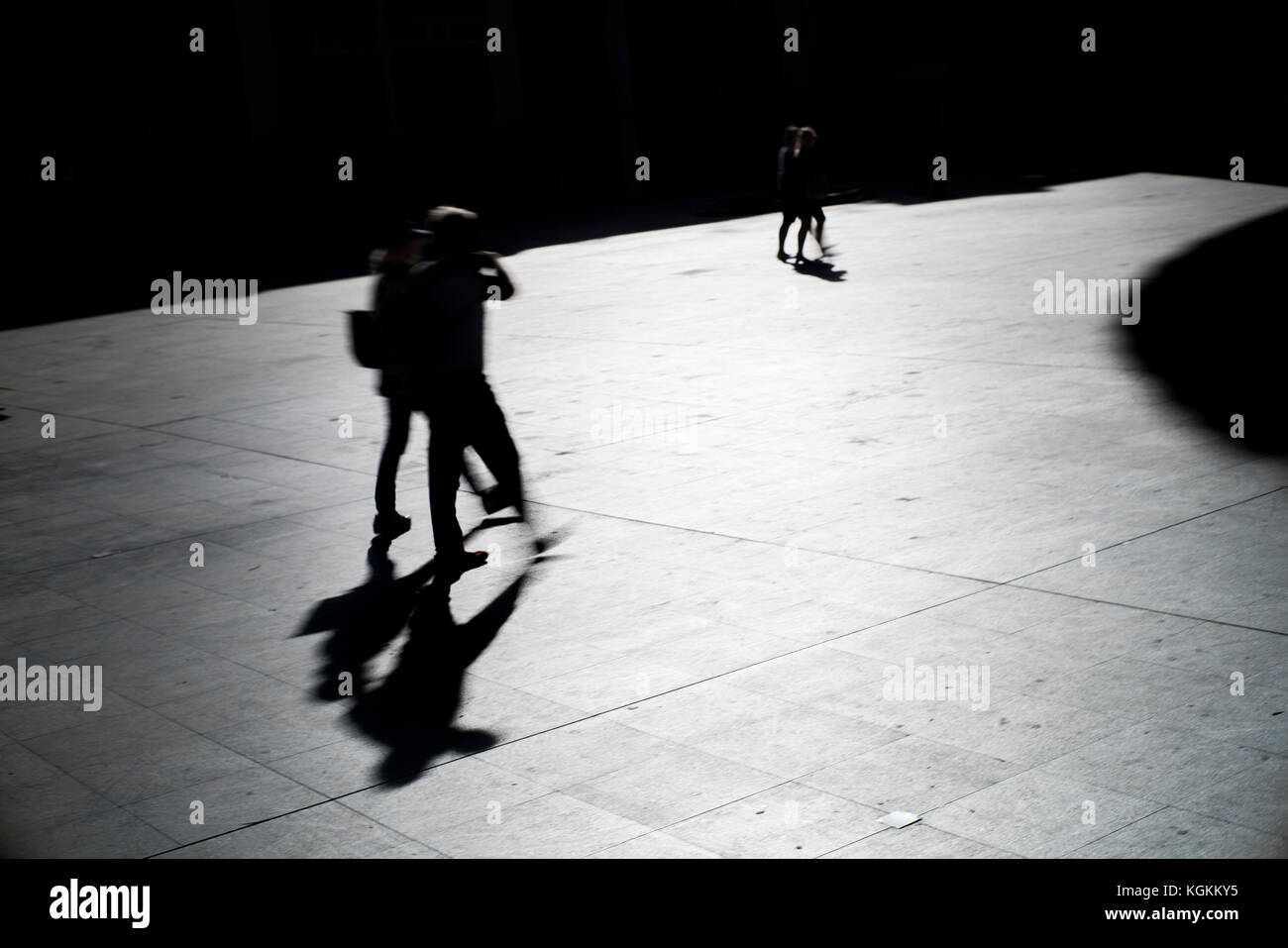 Silhouetted Fußgänger auf einem quadratischen, Sevilla, Spanien Stockfoto