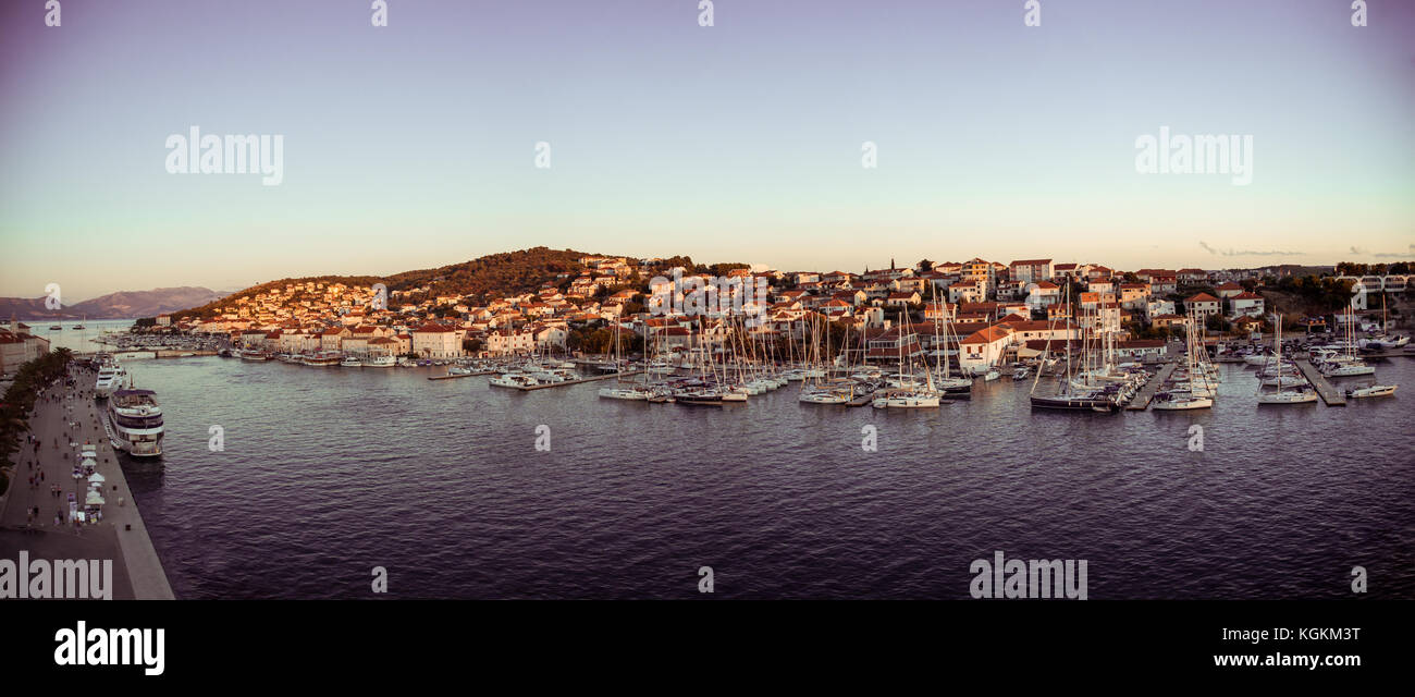 Panoramablick auf die Altstadt von Trogir in Kroatien am Abend Stockfoto