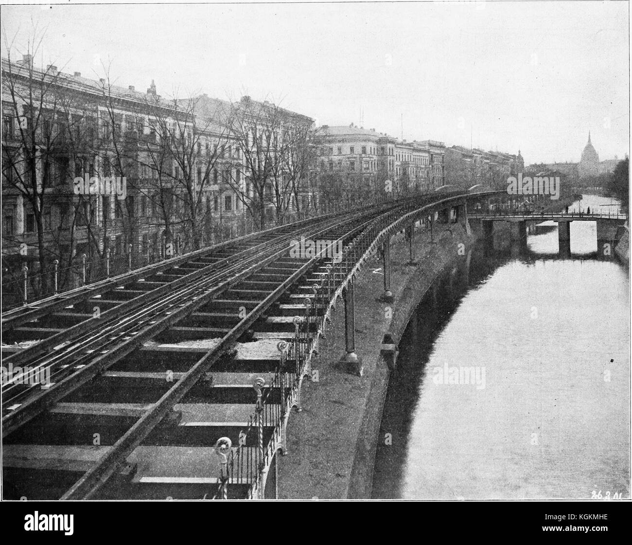 Gravur von einer Fotografie der Berliner Hochbahn, einem elektrischen Zugsystem in Berlin, Deutschland, 1884. Kostenloses Internet-Archiv. Stockfoto