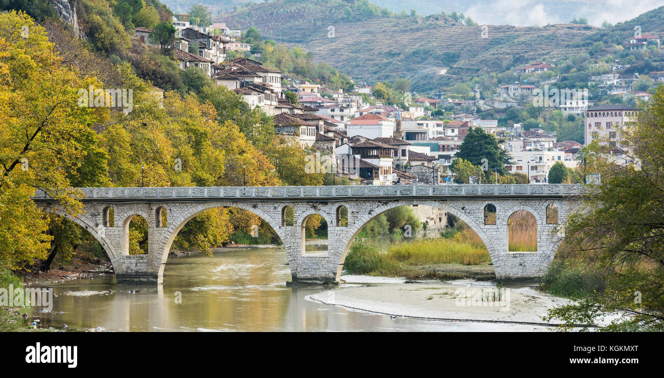 Das alte osmanische Brücke in der Stadt Berat in Albanien Stockfoto