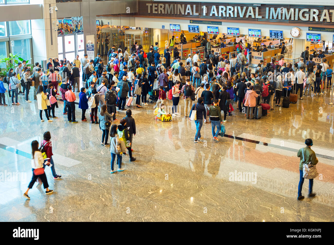 Singapur - 13. Januar 2017: Menschen in Warteschlange bei der Ankunft Einreise des Flughafens Changi. Changi International Airport bedient mehr als 100 Fluggesellschaften Stockfoto