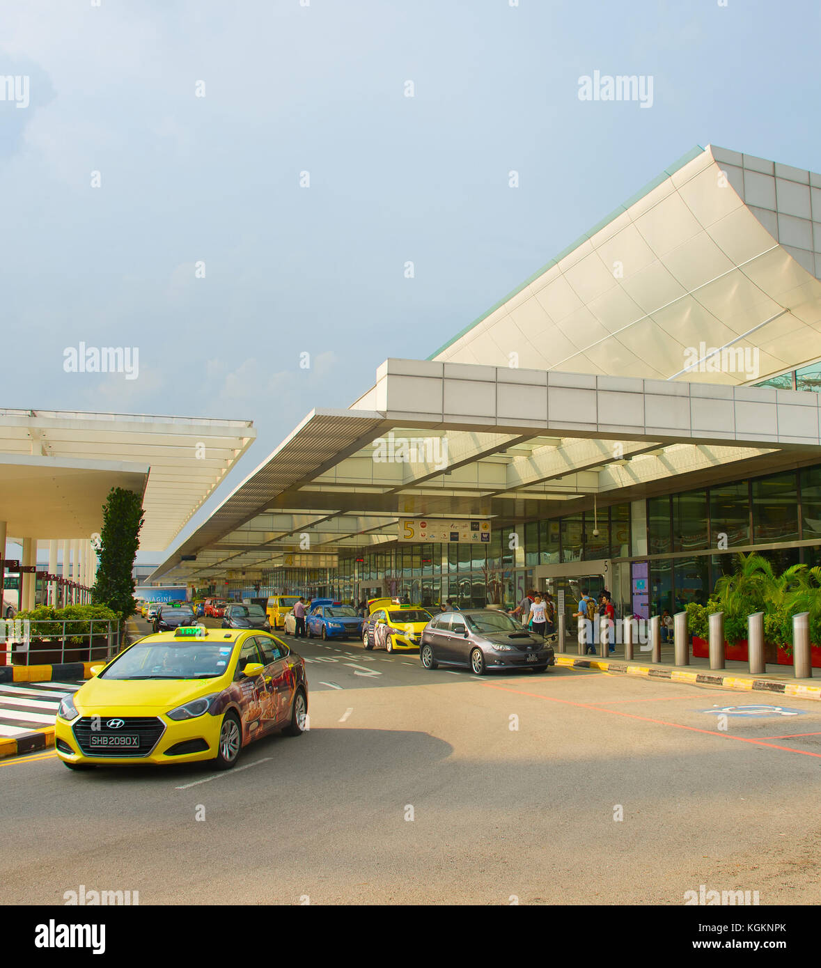 Singapur - 13. Januar 2017: Taxis am Flughafen Changi International Terminal. Changi Airport dient mehr als 100 Fluggesellschaften 6.100 wöchentliche will Stockfoto