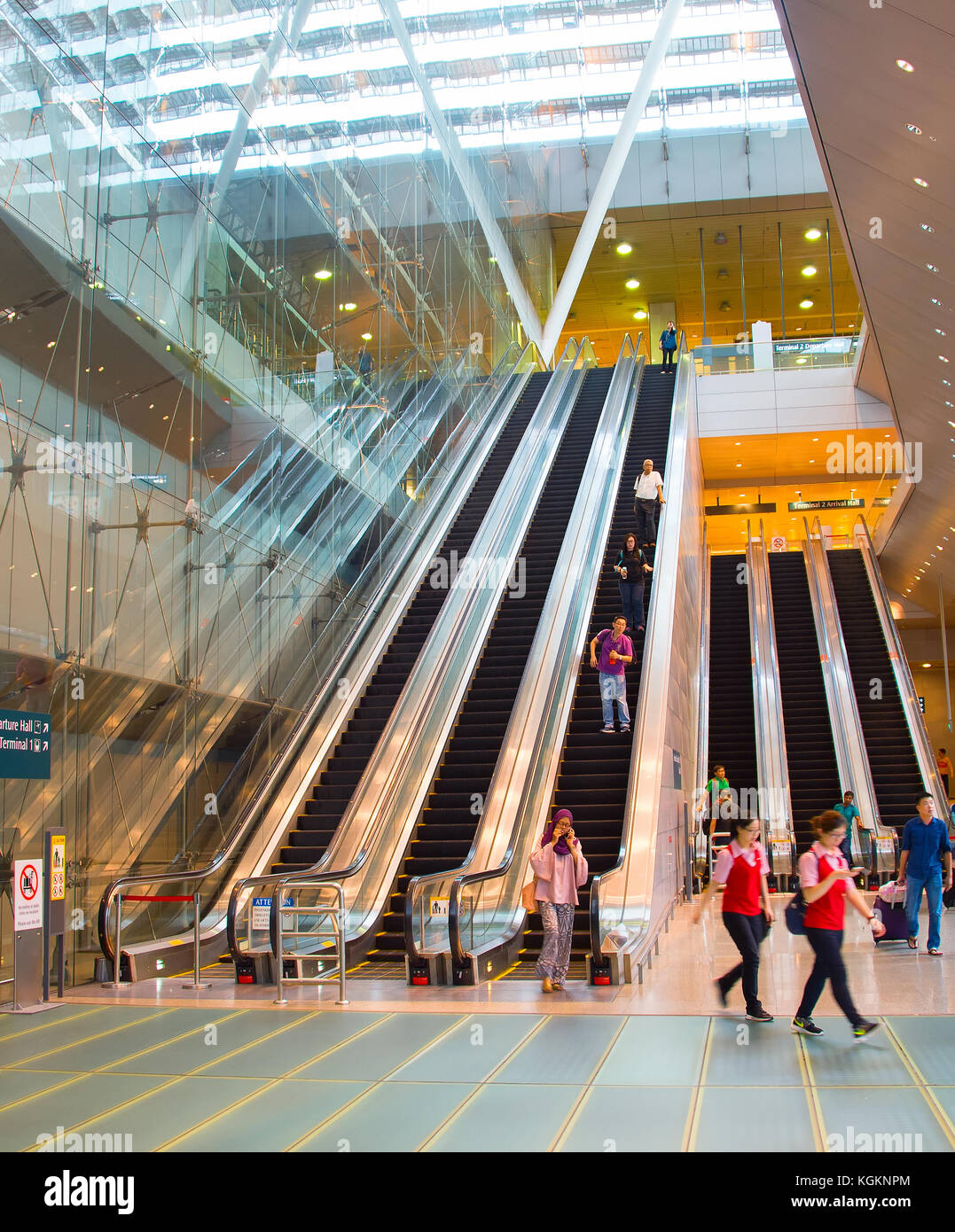 Singapur - 13. Januar 2017: Rolltreppen am internationalen Flughafen Changi in Singapur. Changi Airport dient mehr als 100 Fluggesellschaften 6.100 weekl Stockfoto