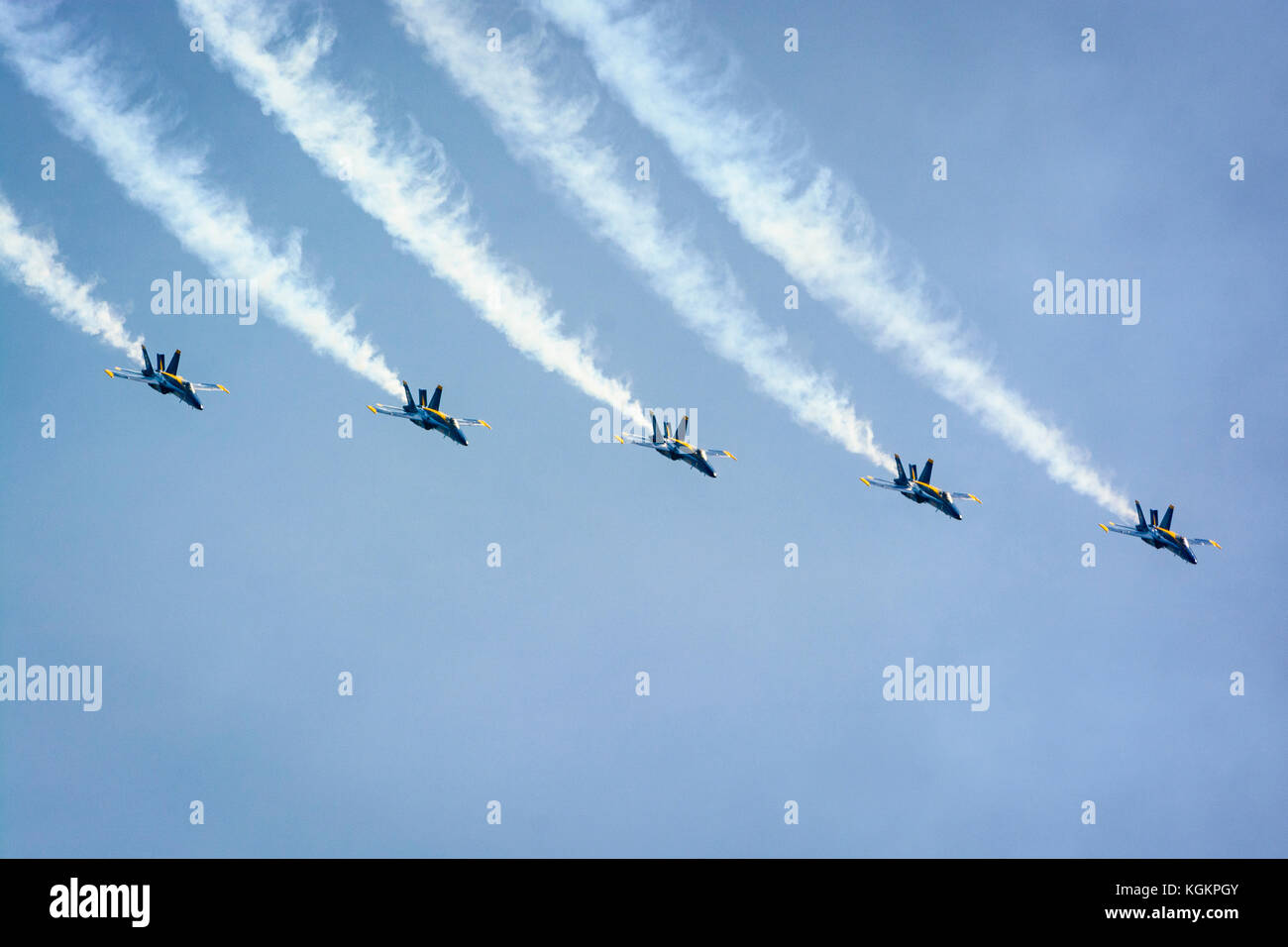 Der United States Navy precision Flying Team, die blaue Winkel über den Himmel von Annapolis, Maryland, durchführen. Stockfoto