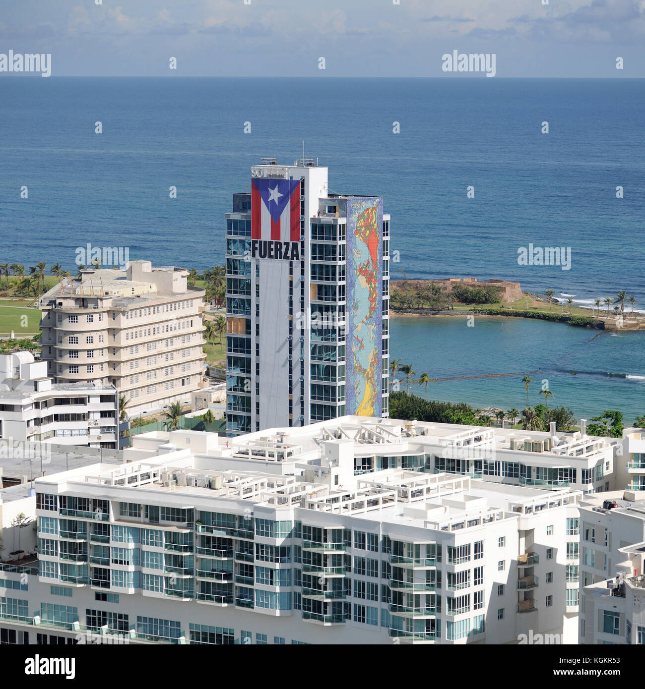 Ein großes Banner mit dem Puerto Rican flag und spanischen Wort für "Stärke" in San Juan El Caribe Bürogebäude schmücken wie vie Stockfoto