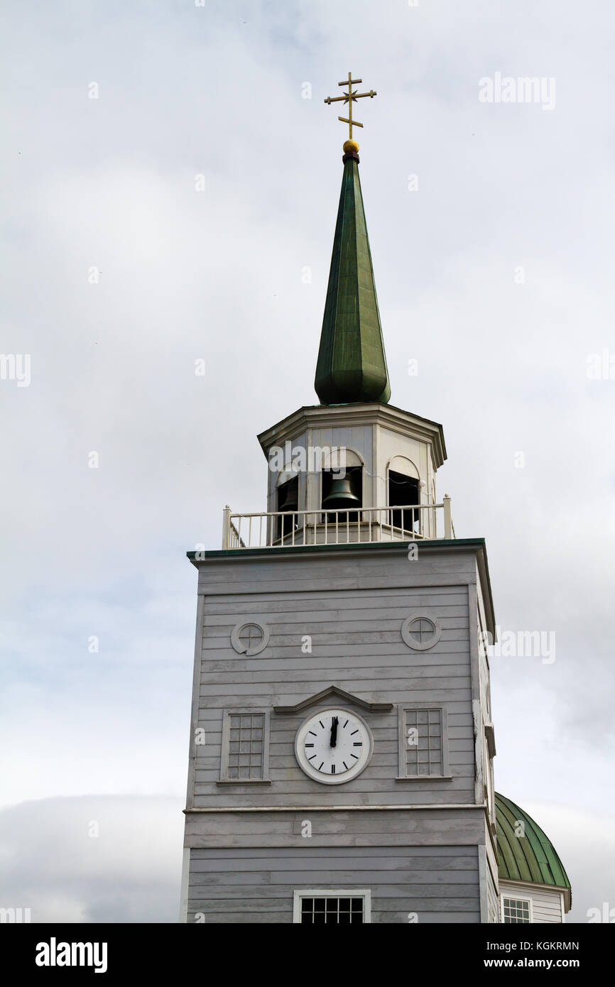 Blick auf den Kirchturm in Sitka, Alaska mit der Uhr um 12:00, High Noon. Stockfoto