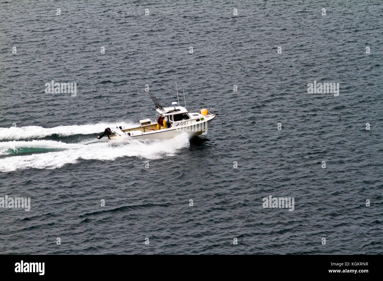 Ein Fischerboot gesehen wird beschleunigt durch das Wasser vor der Küste Alaskas in der Nähe von Ketchikan. Stockfoto