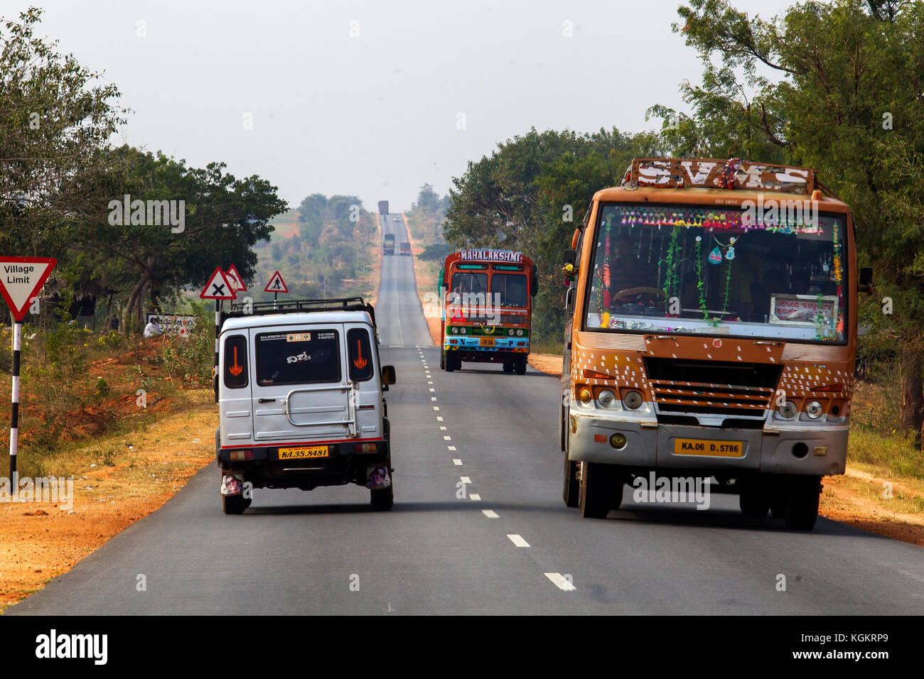 Straße in der Nähe von Chitradurga, Karnataka, Indien Stockfoto