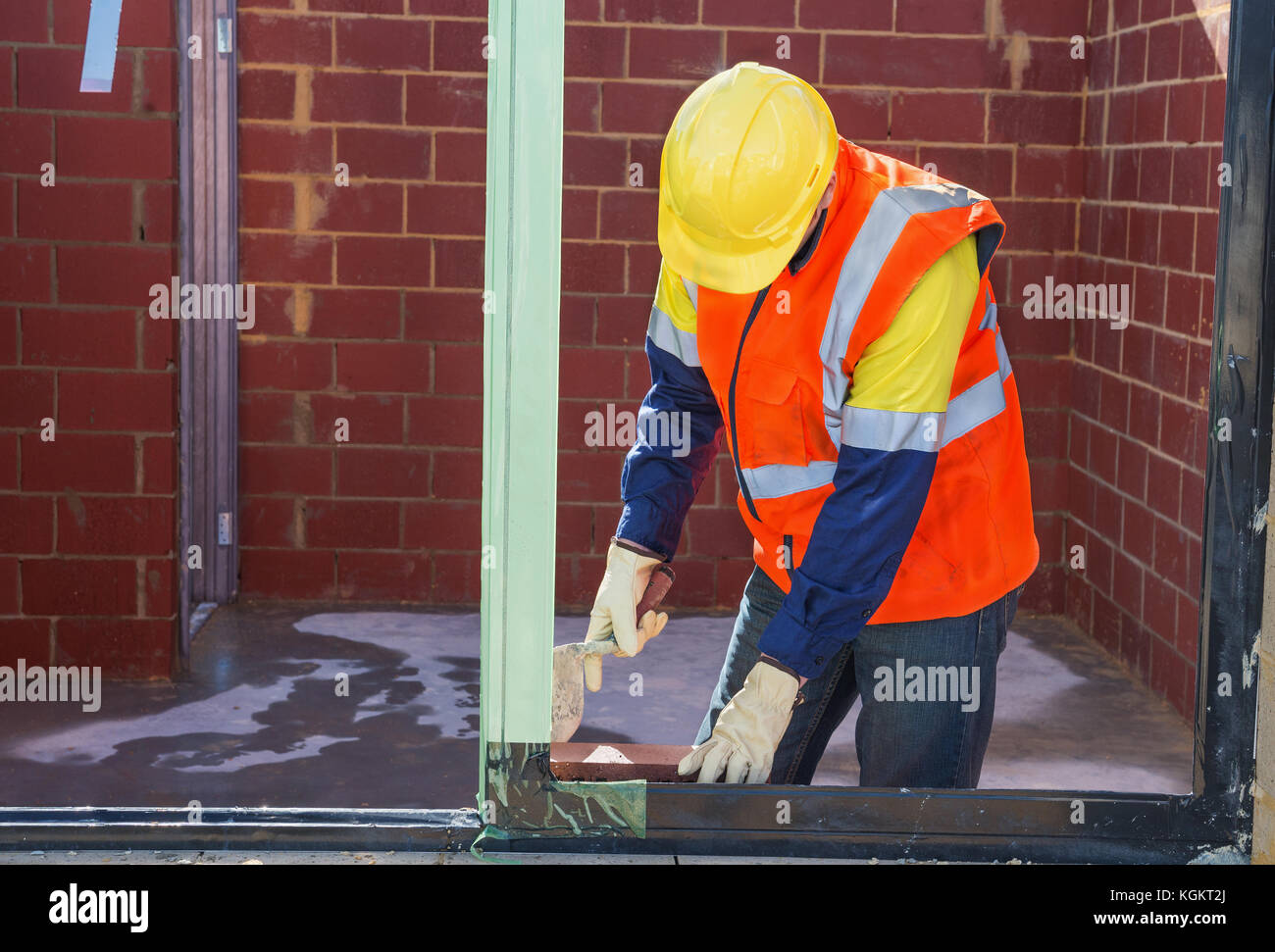 Mason Arbeitnehmer die Durchführung von Arbeiten auf der Baustelle des Hauses Stockfoto