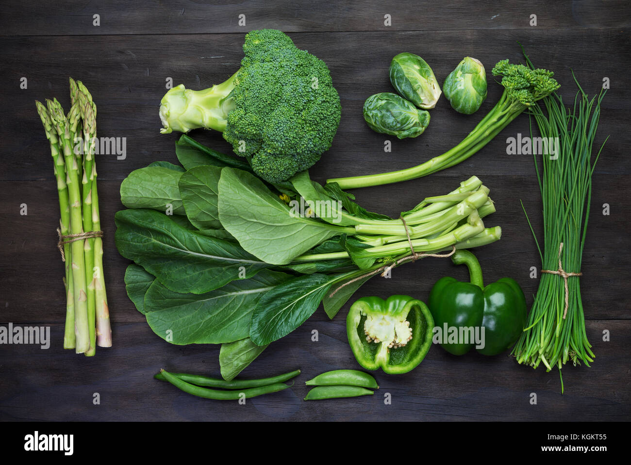Frisches Grün Bio Gemüse auf schwarzem Holz- vintage Tabelle. top View Stockfoto