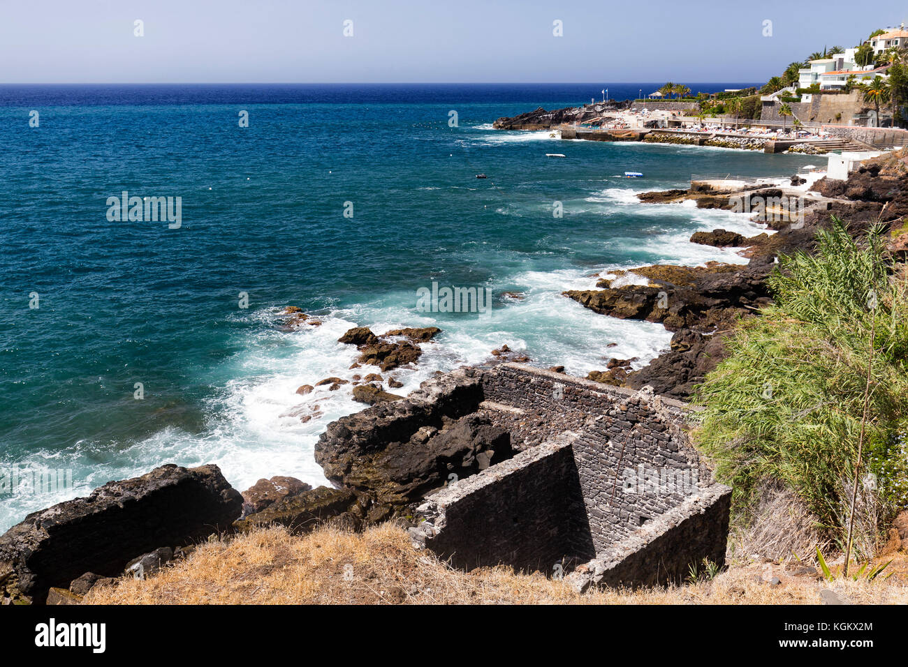 Abgebrochene Ziegel Gebäude entlang der Küste in der Nähe von Funchal, Madeira, Portugal. Stockfoto