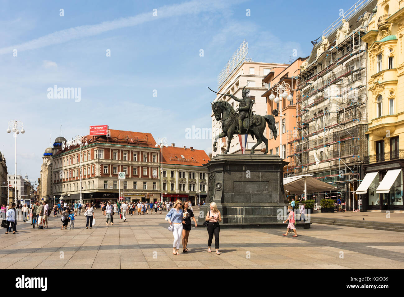 Zagreb, Kroatien - 28. August 2017: Menschen Wandern rund um den Ban Jelacic Platz, mit seinem Pferd Statue, im Herzen der Altstadt von Zagreb in Kroatien capi Stockfoto