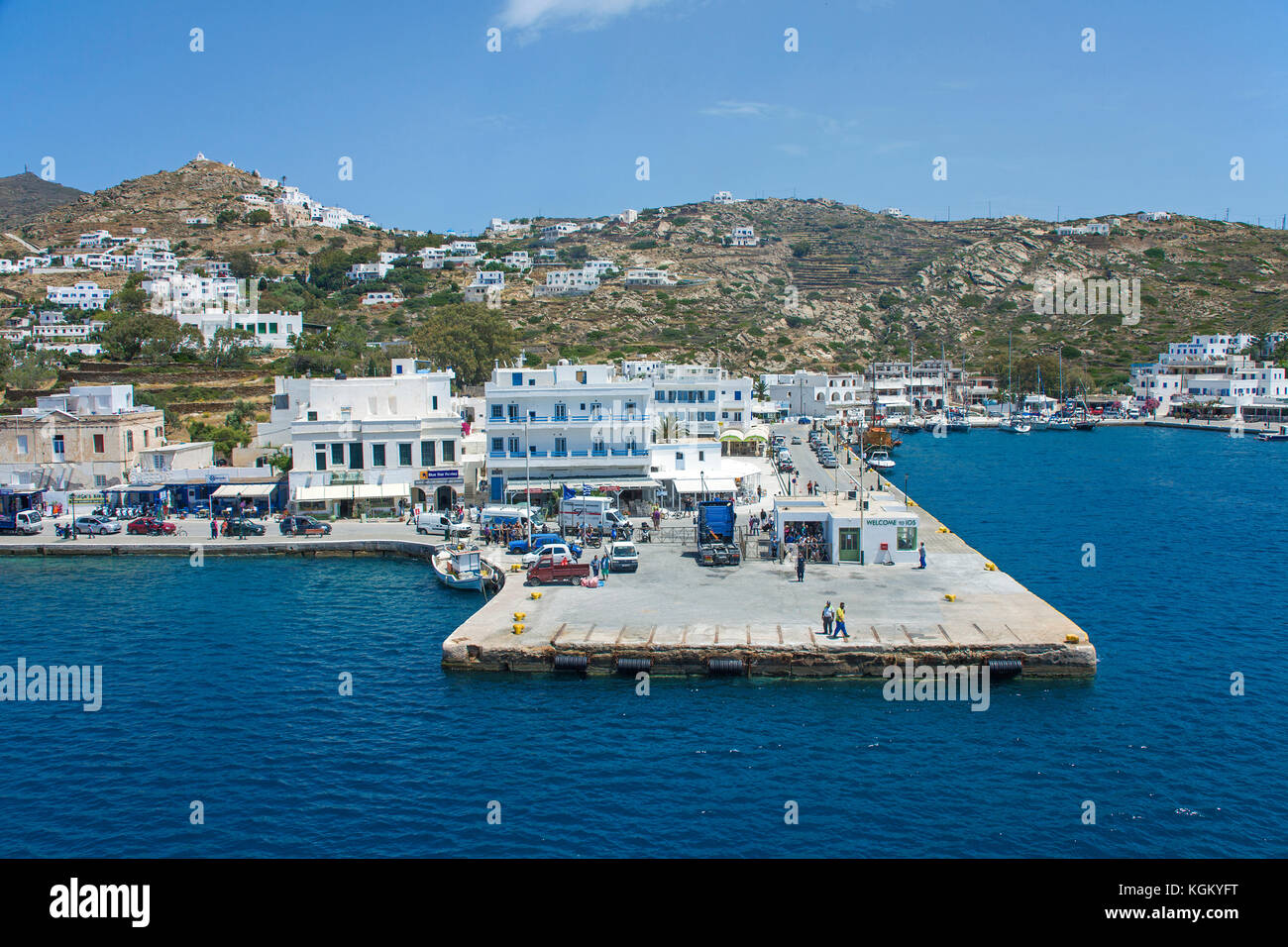 Pier und Hafen von Ormos, Ios, Kykladen, Ägäis, Griechenland Stockfoto