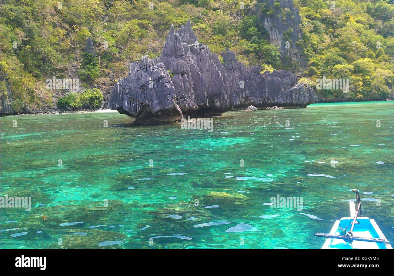Island Hopping auf türkisfarbenem Wasser mit schönen Felsen vor. Stockfoto