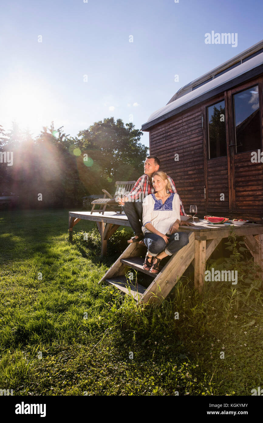 Reifes Paar entspannend, während in Wein Bauernhaus in sonniger Tag Stockfoto