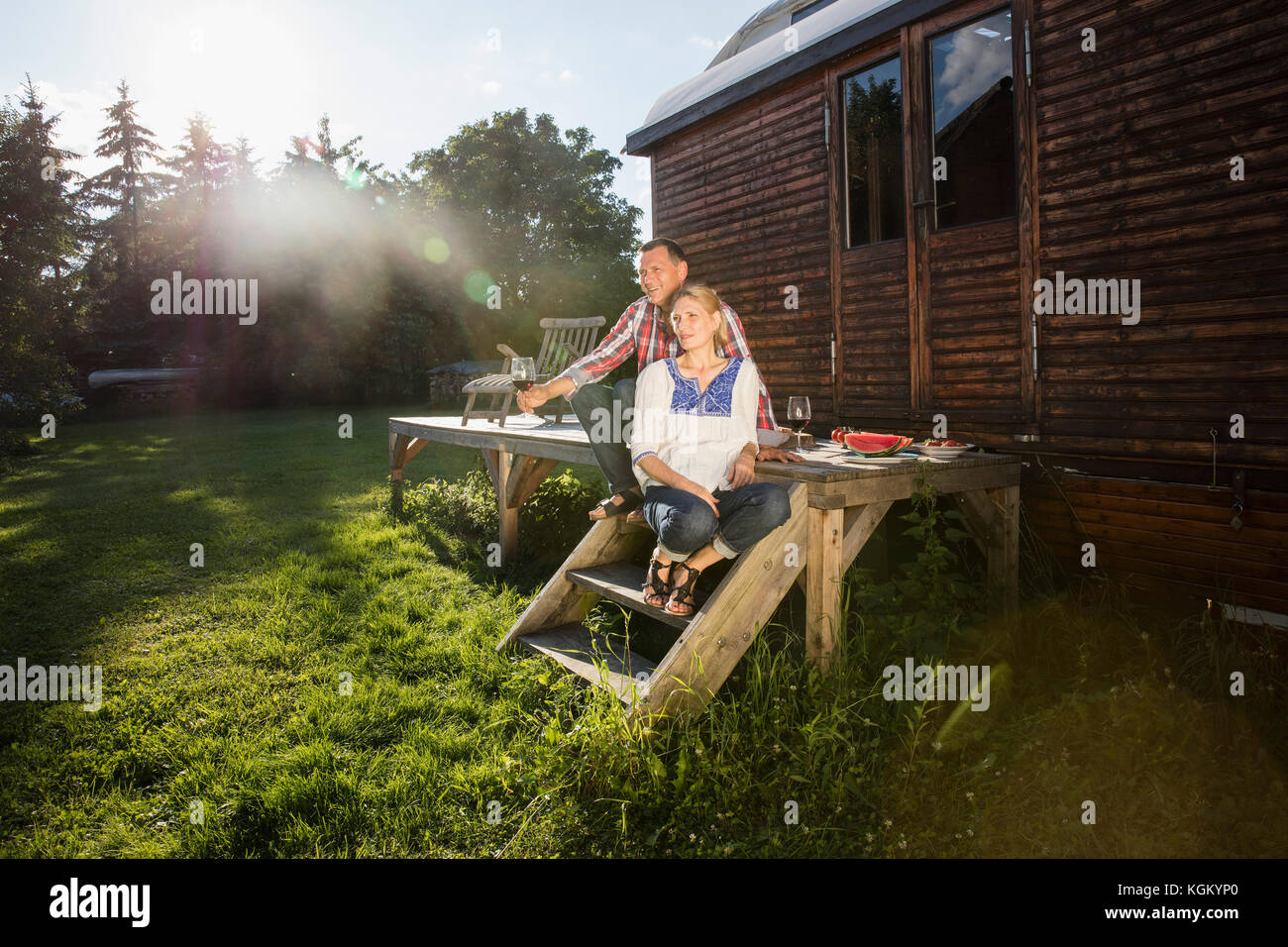 Reifes Paar ruht, während mit Wein Bauernhaus Stockfoto