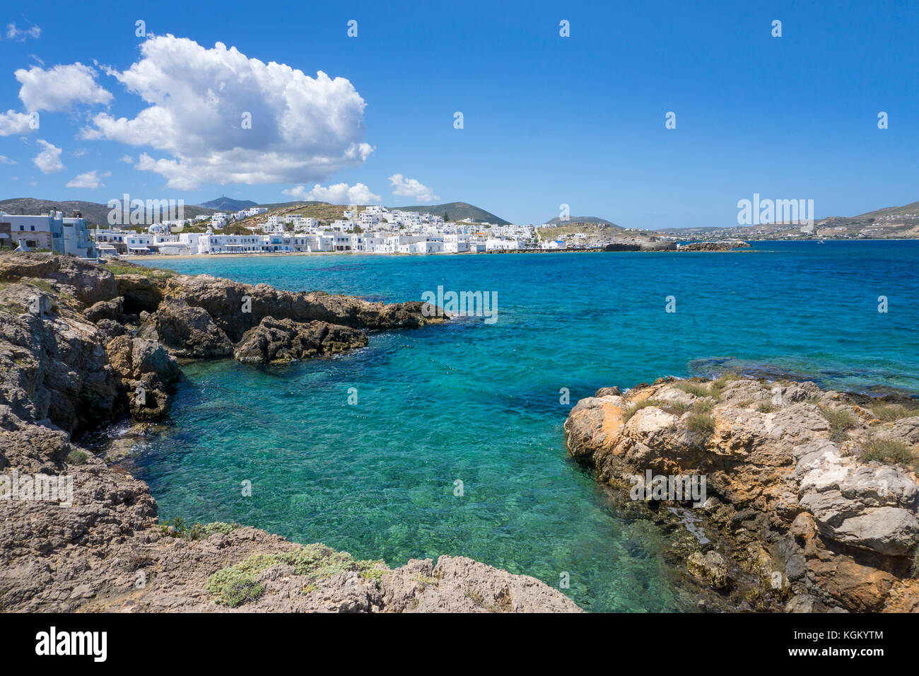 An der felsigen Küste in Naoussa, Paros, Kykladen, Griechenland, Mittelmeer, Europa Stockfoto