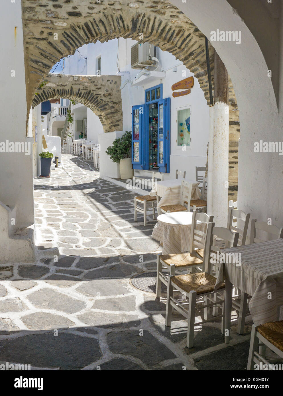 Taverne auf einem mittelalterlichen Passage, Altstadt von Naoussa, Paros, Kykladen, Ägäis, Griechenland Stockfoto