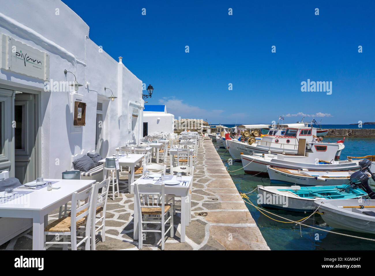 Restaurant am Hafen von Naoussa, Paros, Kykladen, Ägäis, Griechenland Stockfoto