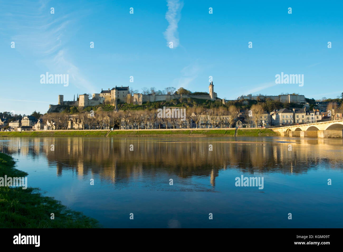 Chinon Stadt und das Schloss und den Fluss Vienne im Frühjahr Nachmittag Sonnenschein, Indre-et-Loire, Frankreich Stockfoto
