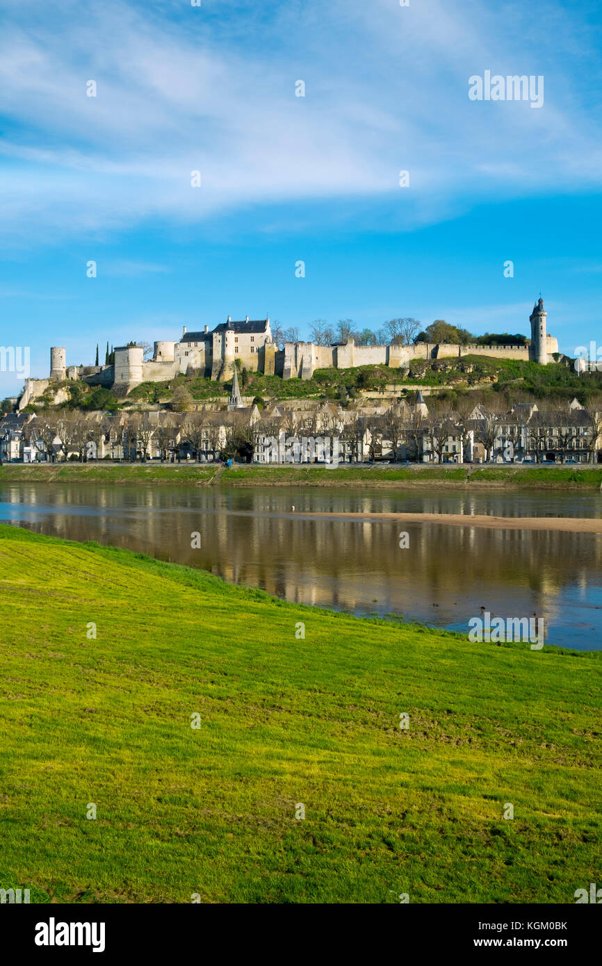 Chinon Stadt und Schloss am Ufer der Vienne an einem sonnigen Frühlingsmorgen, Indre-et-Loire, Frankreich Stockfoto