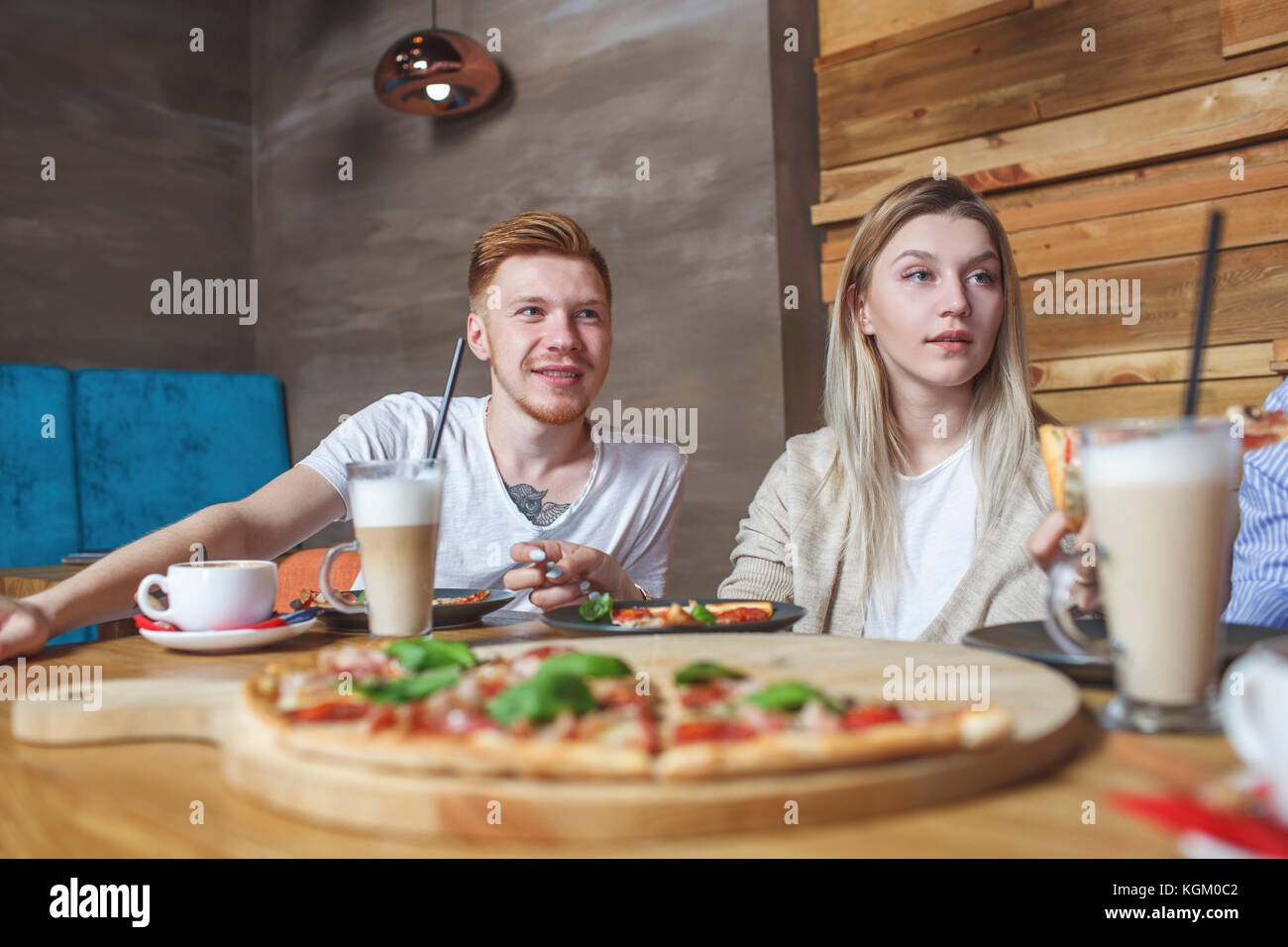 Junges Paar mit Pizza im Restaurant Stockfoto