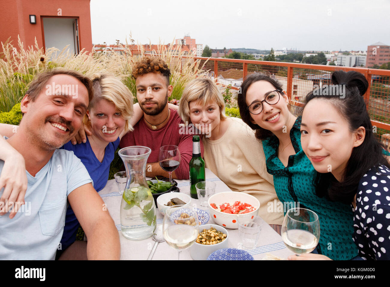 Portrait von glücklichen Freunde am Tisch im Freien mit Terrasse sitzen Stockfoto