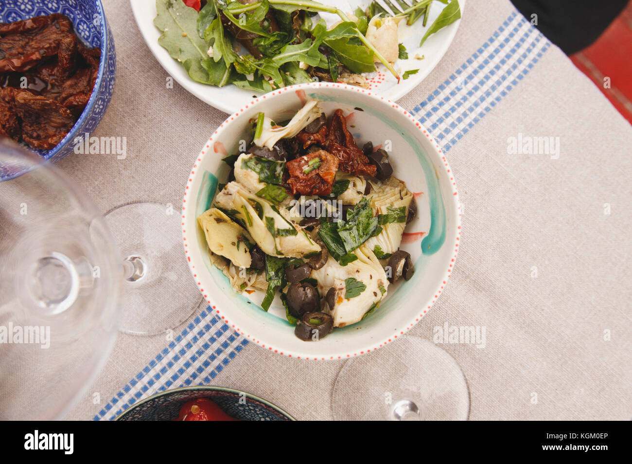 Direkt oberhalb der Schuß von Salat in der Schüssel auf Tisch im Freien Stockfoto