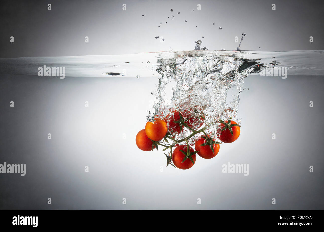 In der Nähe von Tomaten in Spritzwasser. Stockfoto