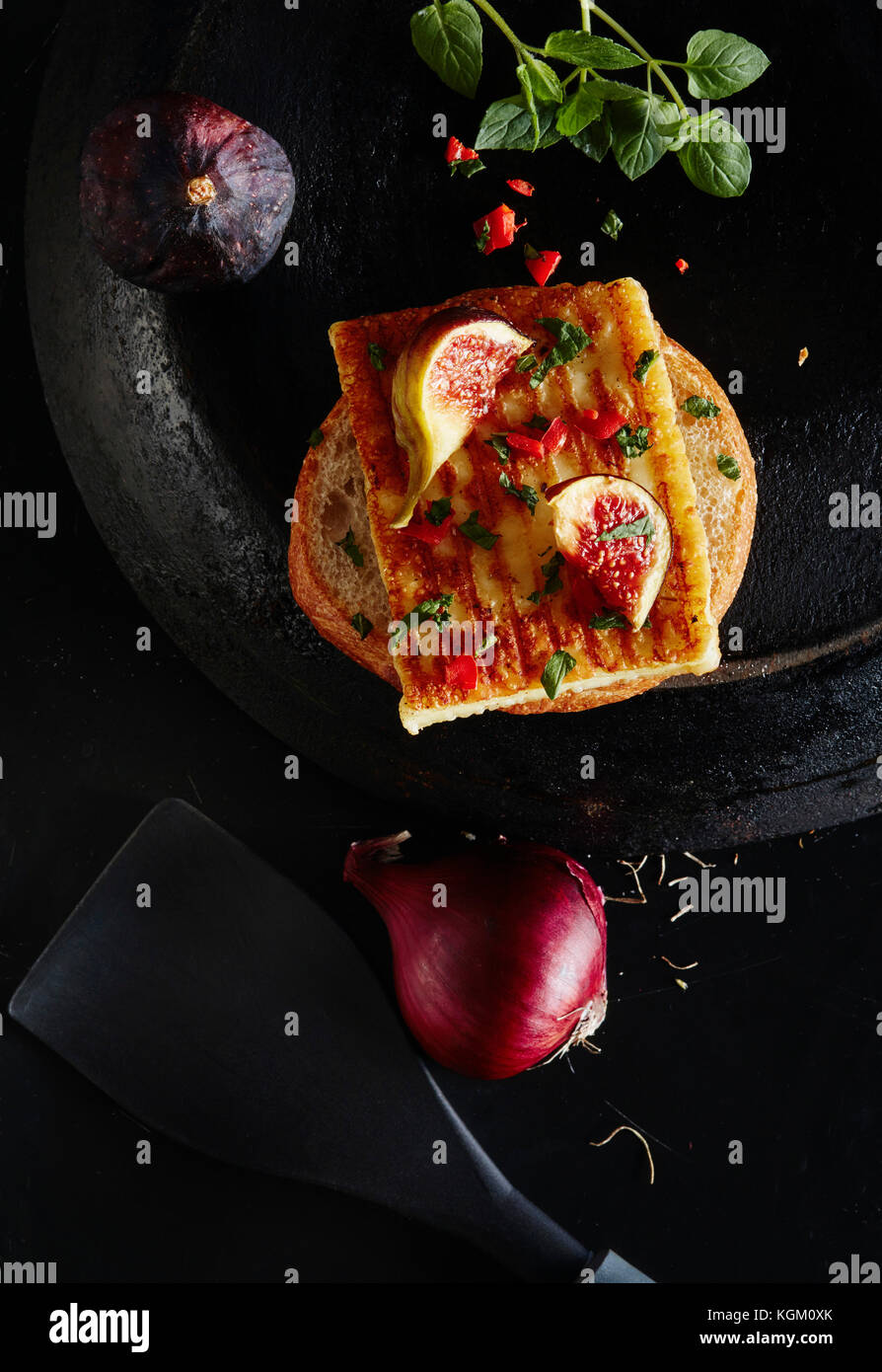 Direkt über der offenen konfrontiert Sandwich mit Zutaten aus Granit Stockfoto