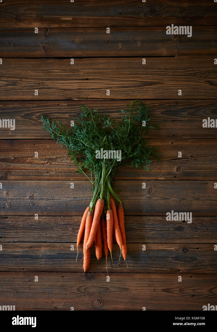 Hohe Betrachtungswinkel und der frische Karotten auf hölzernen Tisch Stockfoto
