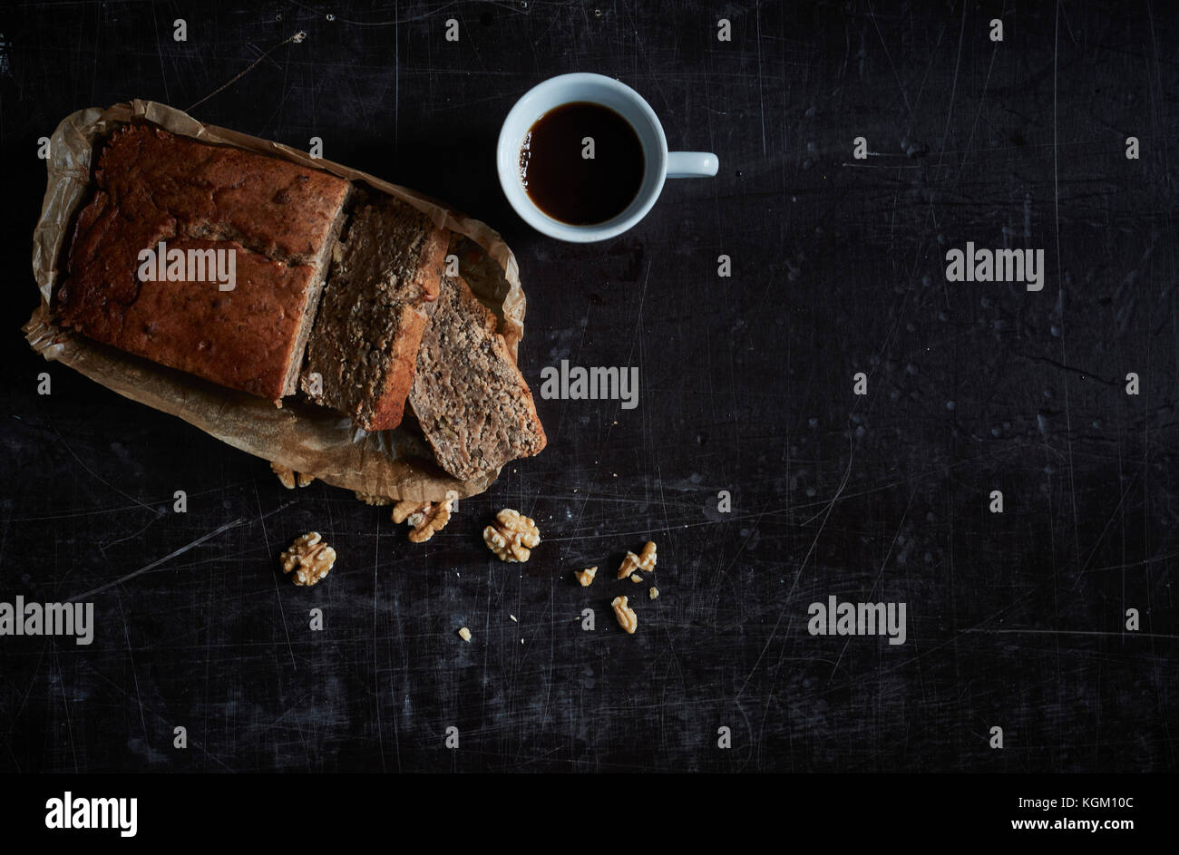 Direkt über der Walnuss Kuchen mit Kaffeetasse auf Granit Stockfoto