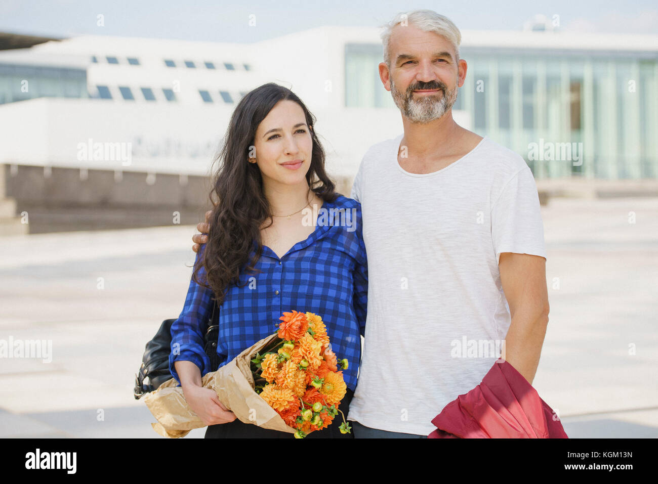 Sicher Paar mit Blumenstrauß in der Stadt an einem sonnigen Tag Stockfoto