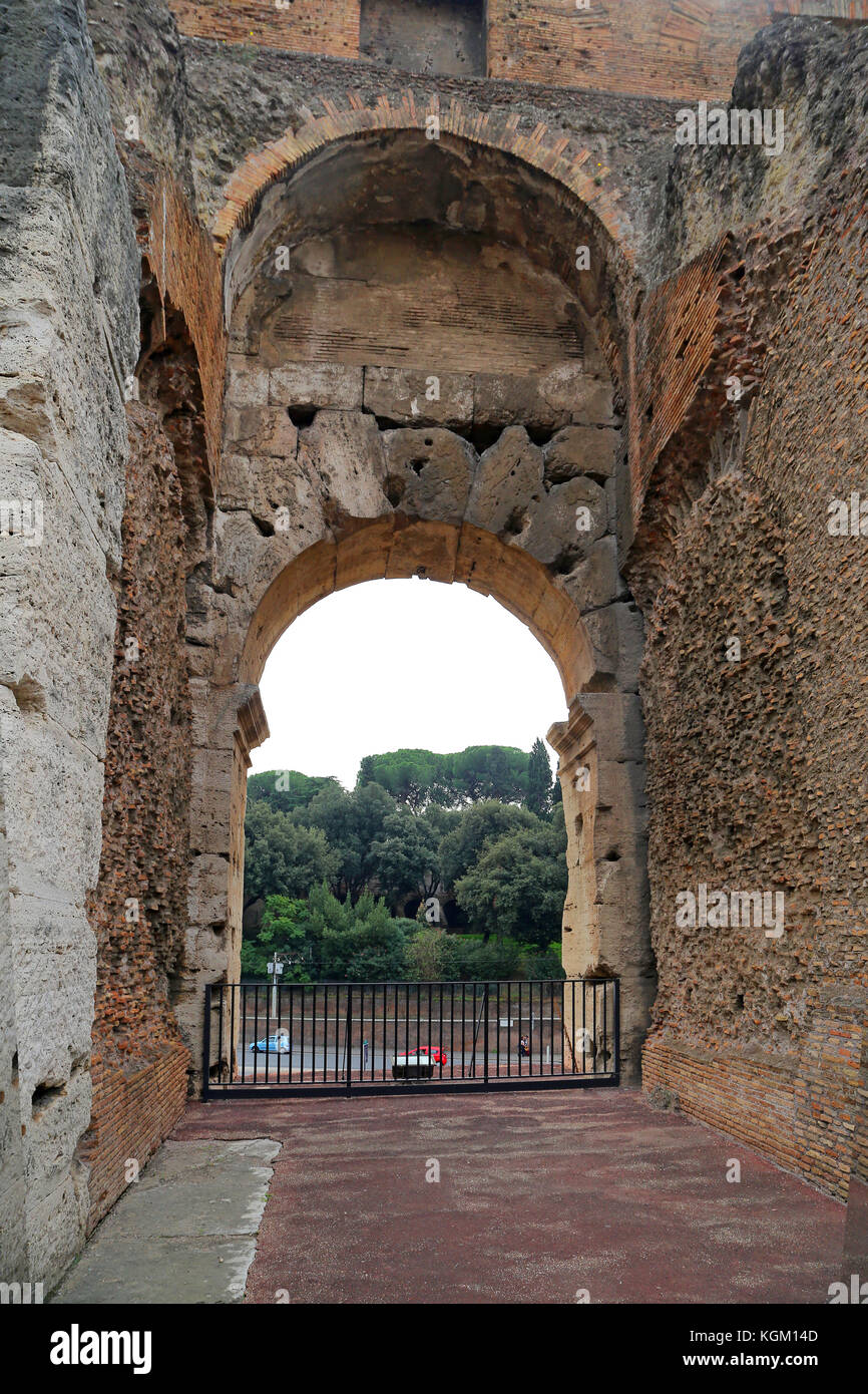ROMA, Italien - 01. OKTOBER 2017: Kolosseum, Kolosseum oder Coloseo, Flavischen Amphitheater der Größte, der je gebaut wurde, Symbol der alten Roma Stadt im Römischen Reich. Stockfoto