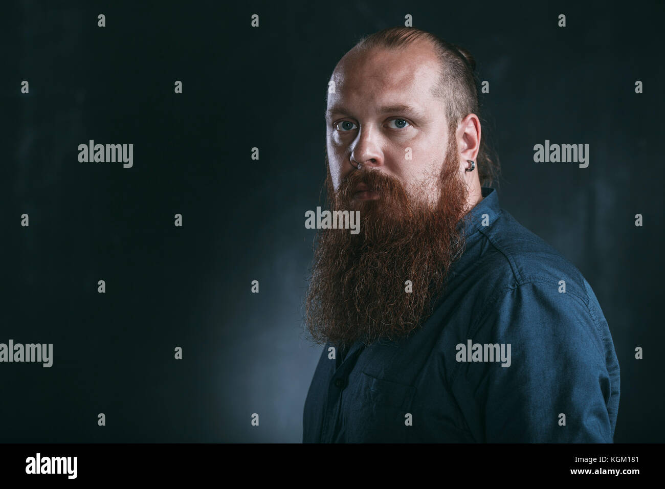 Portrait von hipster gegen grauer Hintergrund Stockfoto