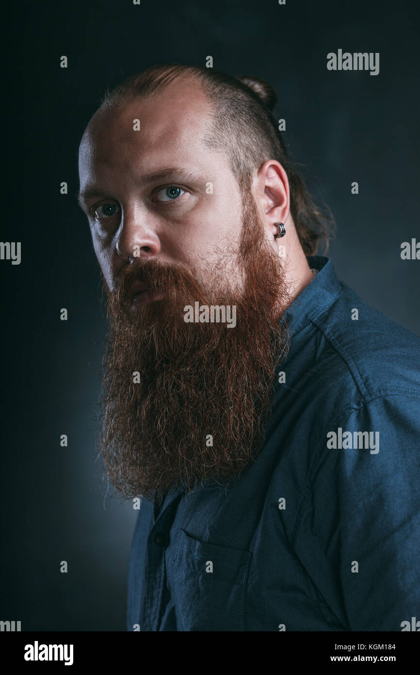 Close-up Portrait von hipster gegen grauer Hintergrund Stockfoto
